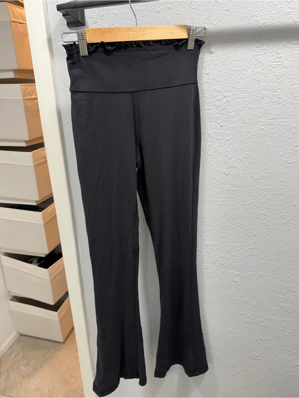 Lululemon Nulu Ruffle-Trim Flare Pant *SOTM BLK 6

1 x Black / Size 6